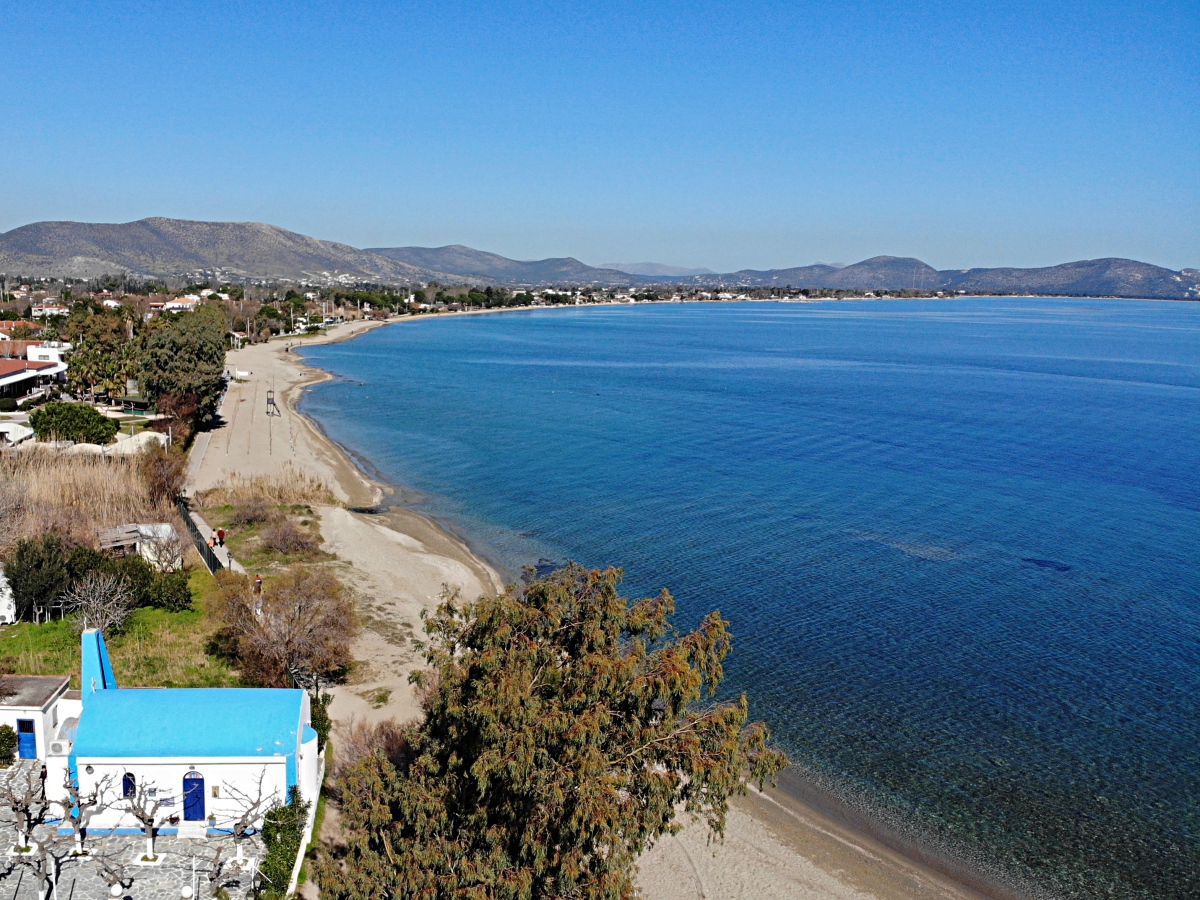 Νέα Μάκρη, περπατώντας το γαλάζιο και το πράσινο. 